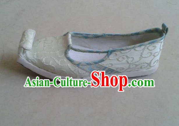 Ancient Chinese Handmade Embroidered Shoes with Cloud Tips