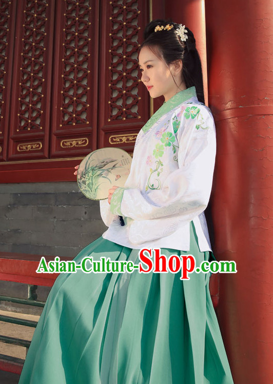 Ancient Chinese Ming Dynasty Beauty Embroidered Garment and Hair Jewelry Complete Set for Women