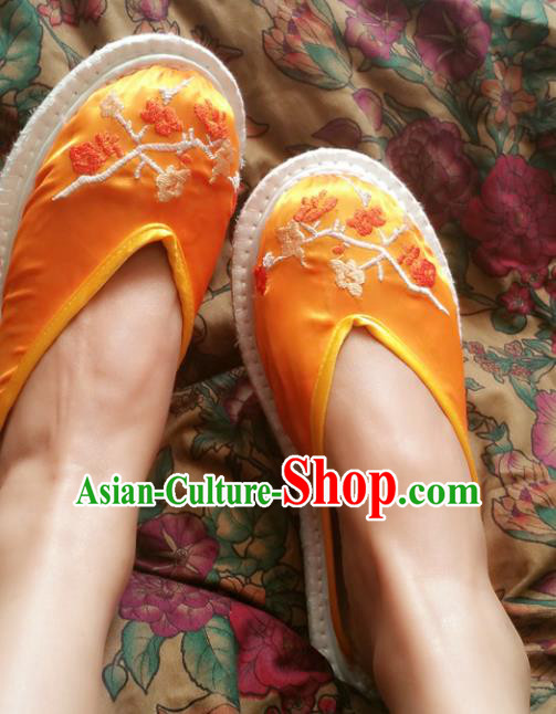 Traditional Chinese National Embroidered Shoes Handmade Bride Yellow Satin Slippers, China Hanfu Embroidery Flower Wedding Shoes for Women
