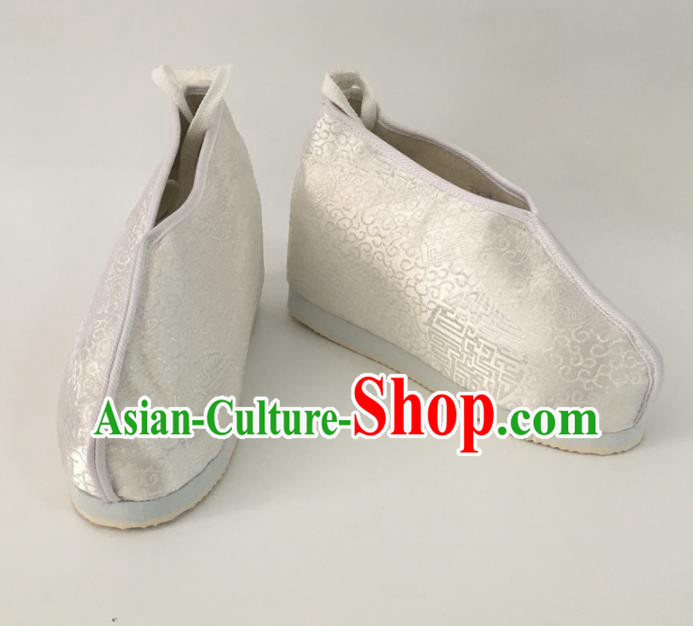 Traditional Chinese Ancient Swordsman White Satin Shoes, China Handmade Peking Opera Hanfu Embroidery Shoes for Women