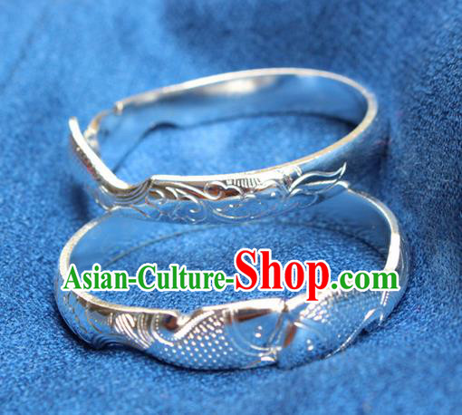 Traditional Chinese Miao Nationality Crafts Jewelry Accessory Bangle, Hmong Handmade Miao Silver Bracelet, Miao Ethnic Minority Double Fish Bracelet Accessories for Women