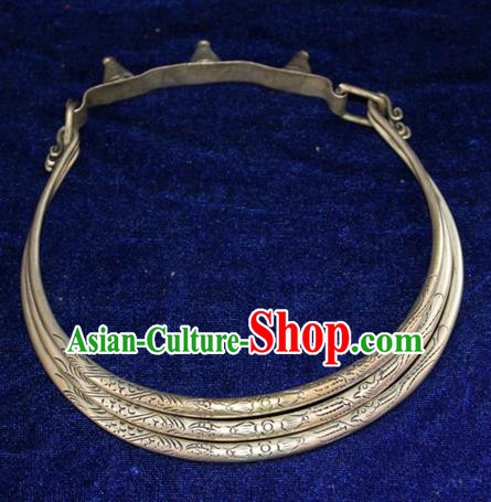 Traditional Chinese Miao Nationality Crafts Jewelry Accessory, Hmong Handmade Miao Silver Double Fish Collar, Miao Ethnic Minority Palace Silver Necklace for Women