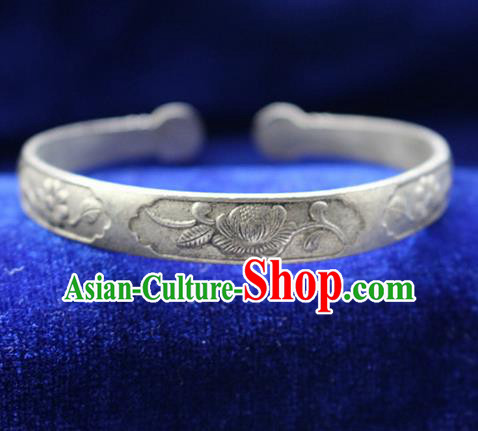 Traditional Chinese Miao Nationality Crafts Jewelry Accessory Bangle, Hmong Handmade Miao Silver Classical Flowers Bracelet, Miao Ethnic Minority Silver Bracelet Accessories for Women