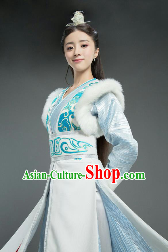 Traditional Chinese Ancient Chivalrous Female Fur Dress Costume, Chinese Northern and Southern Dynasties Television Tokgo World Heroine Hanfu Clothing and Headpiece Complete Set for Women