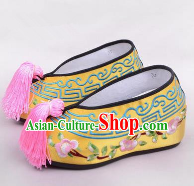 Chinese Ancient Peking Opera Young Lady Embroidered Hua Tan Shoes, Traditional China Beijing Opera Princess Wedding Yellow Embroidered Shoes