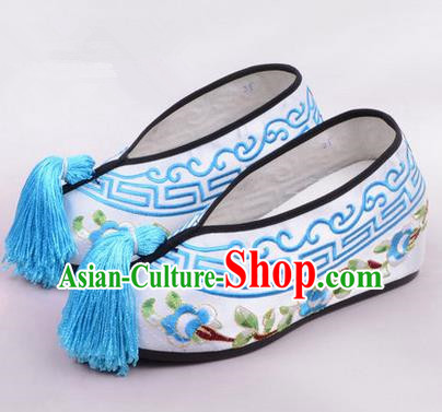 Chinese Ancient Peking Opera Young Lady Embroidered Hua Tan Shoes, Traditional China Beijing Opera Princess Wedding White Embroidered Shoes