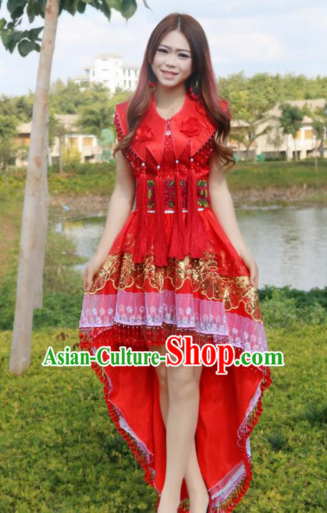 Traditional Chinese Miao Nationality Wedding Bride Costume Red Tailing Pleated Skirt, Hmong Folk Dance Ethnic Chinese Minority Nationality Embroidery Clothing for Women