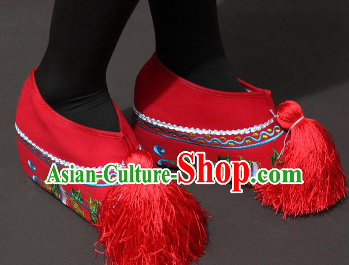 Traditional China Beijing Opera Actress Embroidery Red Shoes, Chinese Peking Opera Young Lady Blood Stained Shoes