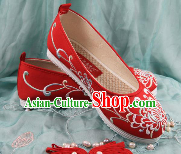 Chinese Handmade Embroidered Chrysanthemum Red Cloth Shoes Traditional Ming Dynasty Hanfu Shoes Princess Shoes for Women