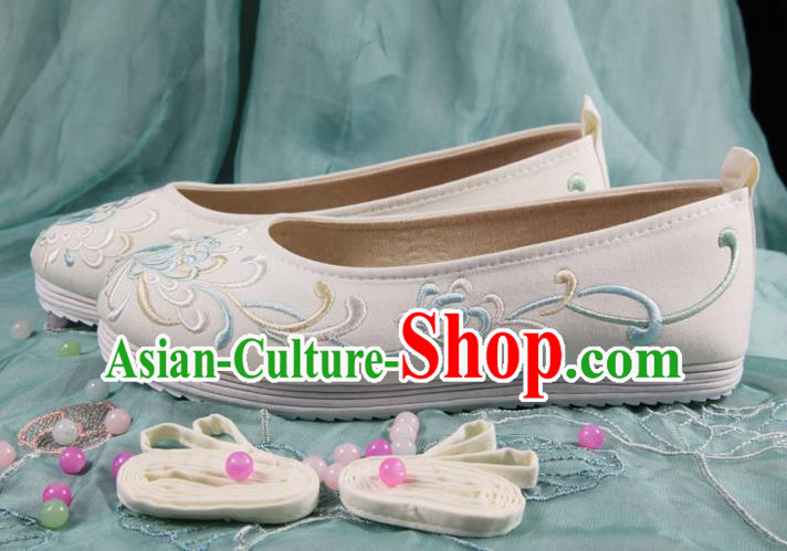 Chinese Handmade Embroidered Chrysanthemum White Cloth Shoes Traditional Ming Dynasty Hanfu Shoes Princess Shoes for Women