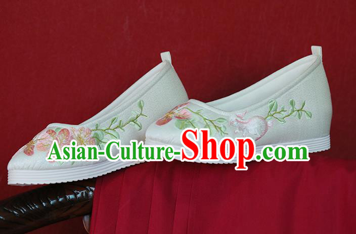 China Embroidered Peach Blossom Rabbit Shoes Hanfu Shoes Princess Shoes Handmade White Cloth Shoes