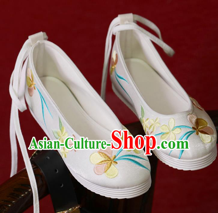 China Beijing White Satin Shoes Handmade Hanfu Shoes Princess Shoes Embroidered Shoes Women Shoes
