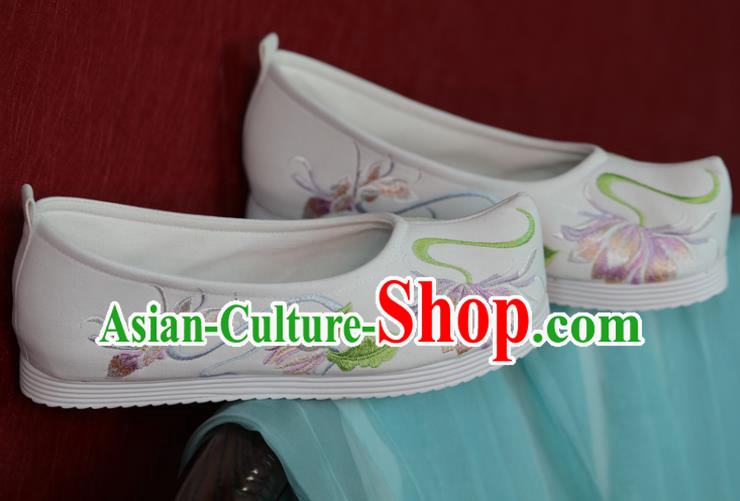 China Embroidered Epiphyllum Shoes Princess Shoes Women Shoes Handmade Hanfu Shoes White Cloth Shoes