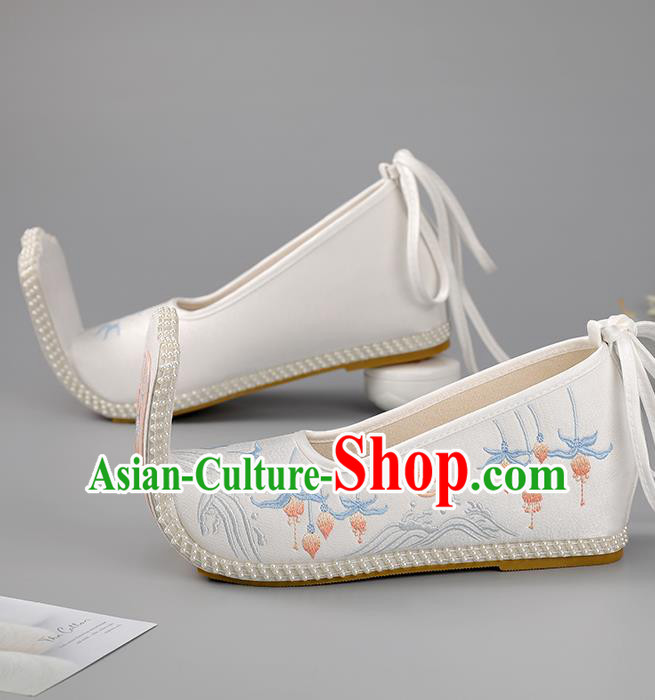 China Han Dynasty Shoes Traditional Hanfu Shoes White Cloth Shoes Embroidered Lotus Shoes Princess Shoes