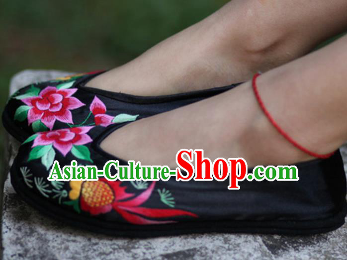 Chinese Handmade Embroidered Goldfish Black Shoes Hanfu Shoes Traditional National Shoes for Women