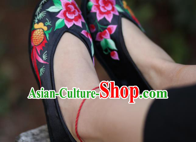 Chinese Handmade Embroidered Goldfish Black Shoes Hanfu Shoes Traditional National Shoes for Women
