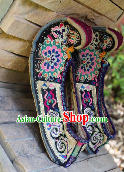 Asian Chinese Yunnan Ethnic Shoes National Shoes Embroidered Shoes Traditional China Embroidered Shoes for Women