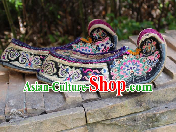 Asian Chinese Yunnan Ethnic Shoes National Shoes Embroidered Shoes Traditional China Embroidered Shoes for Women