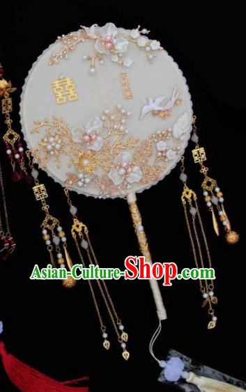 China Traditional Shell Flowers White Fan Handmade Golden Tassel Palace Fan Classical Wedding Circular Fan