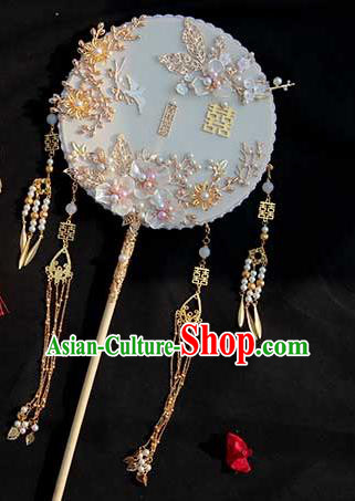 China Handmade Wedding White Palace Fan Classical Dance Fan Traditional Bride Shell Flowers Fan