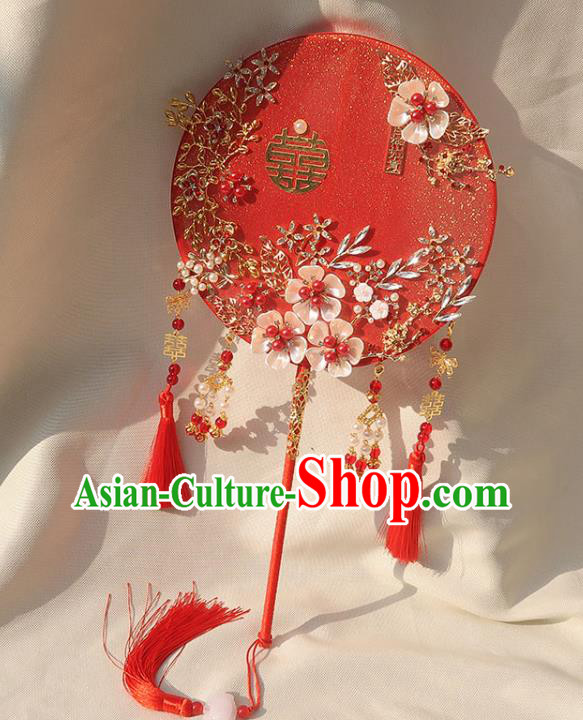 China Classical Dance Pearls Silk Fan Handmade Wedding Red Palace Fan Traditional Bride Shell Flowers Circular Fan