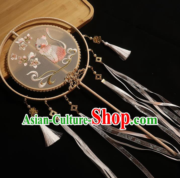 China Classical Dance Embroidered Cat Circular Fan Handmade Bride White Ribbon Tassel Palace Fan Traditional Wedding Silk Fan