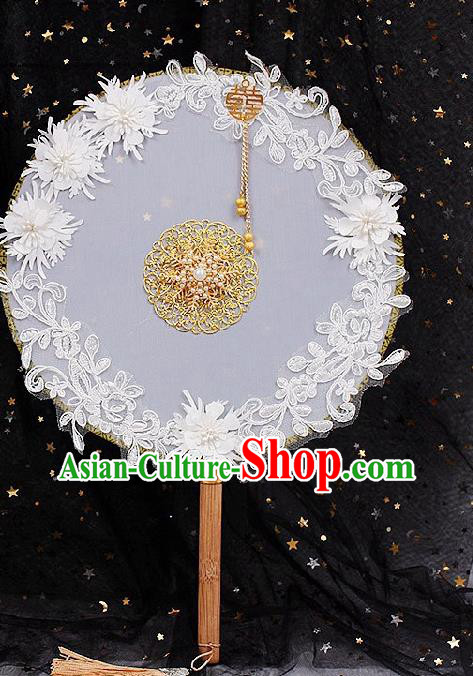 China Handmade White Lace Flowers Palace Fan Traditional Bride Circular Fan Wedding Silk Fan