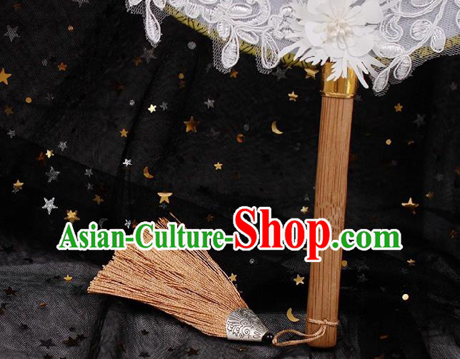China Handmade White Lace Flowers Palace Fan Traditional Bride Circular Fan Wedding Silk Fan