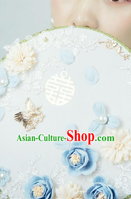 China Handmade Blue Roses Palace Fan Traditional Wedding Silk Fan Bride Circular Fan