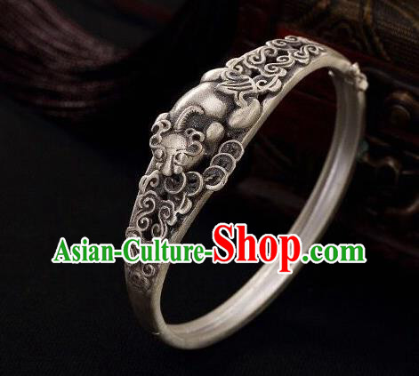China Handmade Silver Carving Pi Xiu Bracelet Traditional Wristlet Bangle Jewelry