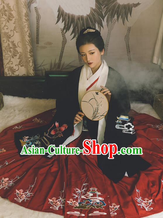 Traditional China Ming Dynasty Historical Clothing Ancient Noble Woman Embroidered Costumes