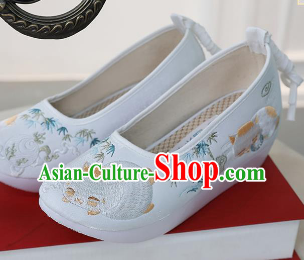 Chinese Traditional Ming Dynasty Shoes Ancient Princess Shoes Embroidered White Shoes