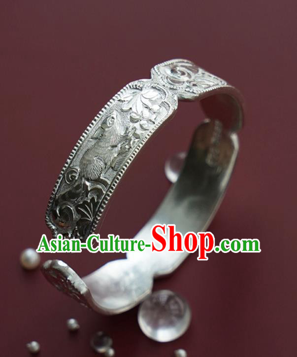 China Traditional National Carving Squirrel Grape Bangle Jewelry Handmade Silver Bracelet Accessories