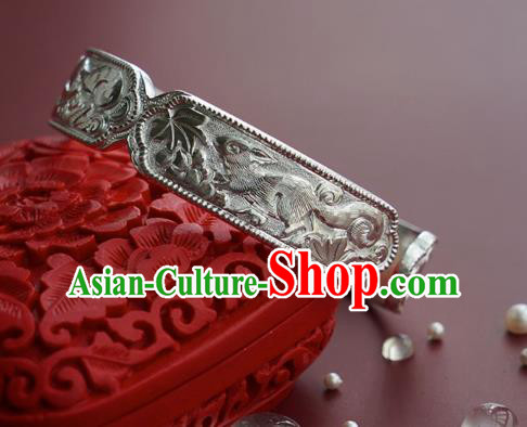 China Traditional National Carving Squirrel Grape Bangle Jewelry Handmade Silver Bracelet Accessories