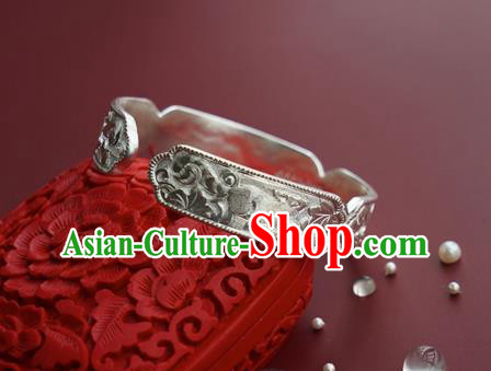 China Traditional National Carving Squirrel Grape Bangle Jewelry Handmade Silver Bracelet Accessories