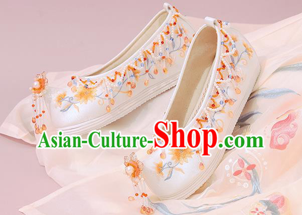 China Traditional National Shoes Classical Beads Tassel Shoes Embroidered Shoes