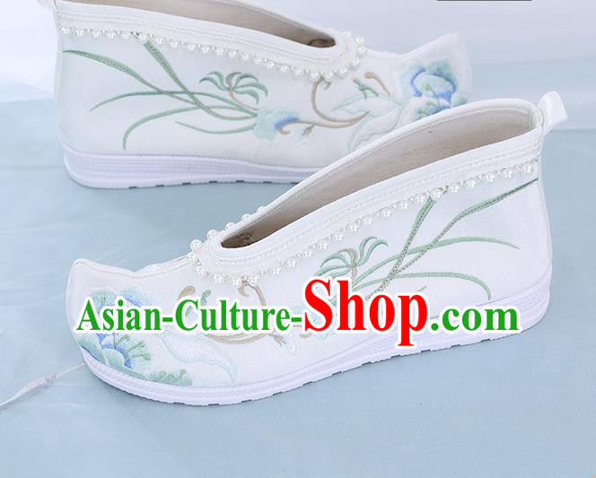 China Traditional Ming Dynasty Princess Shoes Embroidered Shoes National White Cloth Shoes