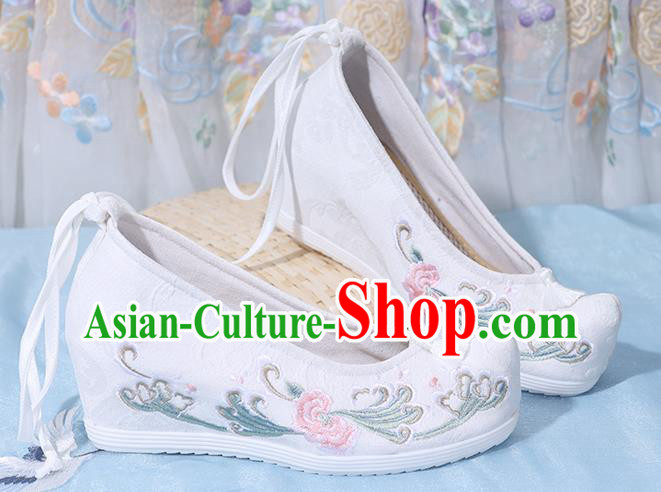 China Embroidered Shoes National Wedge Heel Shoes Traditional White Cloth Shoes