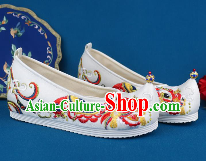 China Embroidered Lion Shoes Traditional Wedding White Cloth Shoes Ming Dynasty Princess Shoes
