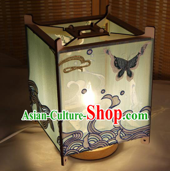 China Handmade Desk Lamp Embroidered Palace Lantern Embroidery Butterfly Lantern