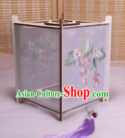 China Classical Silk Palace Lantern Traditional Spring Festival Lanterns Handmade Embroidered Grape Desk Lamp