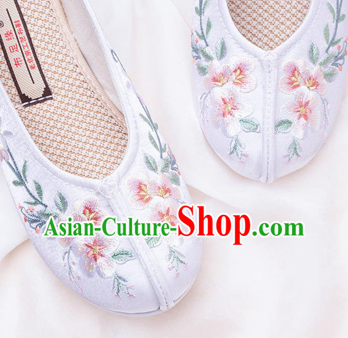 China Traditional Hanfu Shoes Ming Dynasty Women Shoes Classical Embroidered White Cloth Shoes