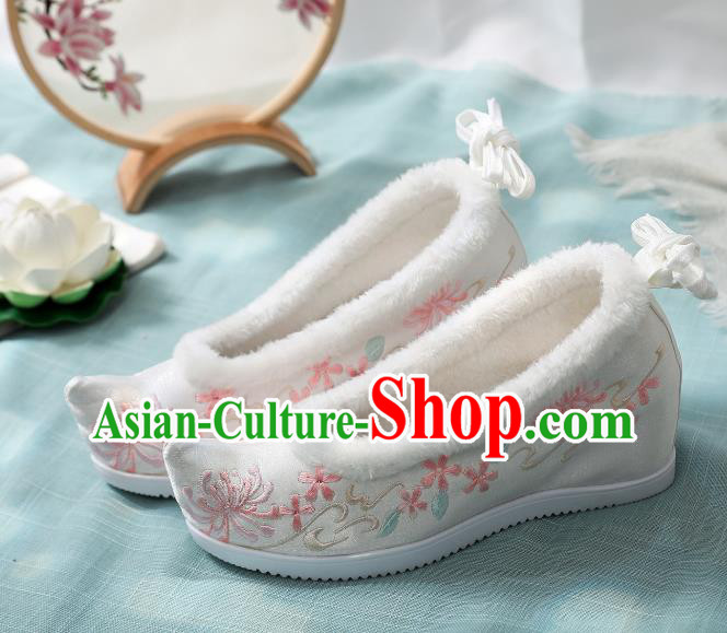 China Ming Dynasty Hanfu Shoes Classical White Cloth Shoes Traditional Embroidered Manjusaka Shoes
