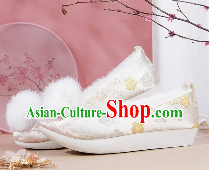 China Classical White Brocade Shoes Traditional Satin Shoes Song Dynasty Noble Lady Hanfu Shoes