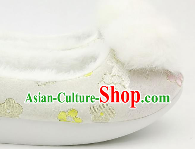 China Classical White Brocade Shoes Traditional Satin Shoes Song Dynasty Noble Lady Hanfu Shoes