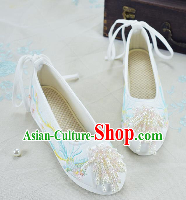 China Women White Embroidered Shoes Wedding Beads Tassel Shoes Traditional Xiuhe Suit Shoes