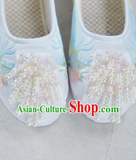 China Women White Embroidered Shoes Wedding Beads Tassel Shoes Traditional Xiuhe Suit Shoes
