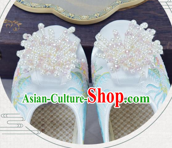 China Women White Embroidered Shoes Wedding Beads Tassel Shoes Traditional Xiuhe Suit Shoes