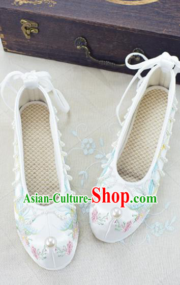 China Traditional Women Hanfu Shoes White Embroidered Shoes National Wedding Beads Tassel Shoes