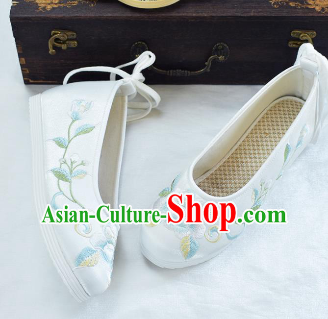 China Traditional Women Hanfu Shoes Embroidered Peony Shoes National White Cloth Shoes